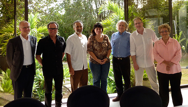 Das Foto zeigt Prof. Dr. Heiner Behring (2. von rechts) Prof. Götz Gruner (2. von links) von der Hochschule Offenburg mit fünf anderen Personen während der ersten Kooperation mit der Universität Veritas in San José in Costa Rica 2012.